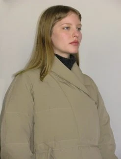Paloma Wool no 1374 / Etherea -The Mode Nith Sales Store etherea oversize long recycled down jacket khaki 03 f3560812 35ee 4e55 a927 be21af00168a