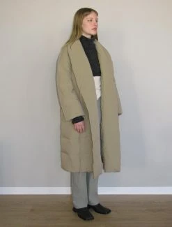 Paloma Wool no 1374 / Etherea -The Mode Nith Sales Store etherea oversize long recycled down jacket khaki 06 0219b7d5 e6a5 4095 aab1 a64e2c69dc72