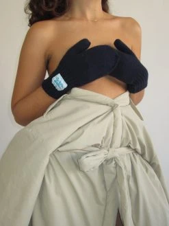 Paloma Wool no 973 / Kala -The Mode Nith Sales Store kala knitted mittens navy 03