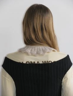 Paloma Wool no 1357 / Petita -The Mode Nith Sales Store petita soft knit border collar tied ecru 02 e1399bca b044 47c7 85ec b6dcf4c790ed