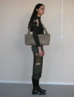 Paloma Wool no 1328 / Pillow -The Mode Nith Sales Store pillow long shaped shoulder bag taupe 04 0eb4c6df f2f8 4684 84f3 ebcb53dc7057